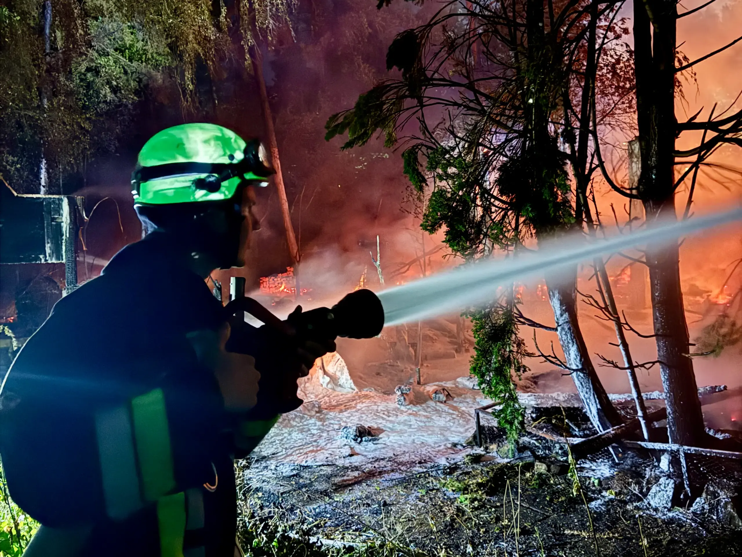 Berufsfeuerwehrmann im Löscheinsatz bei einem weit entwickelten Brand – Beispiel für die Grenze des eigenen Löschversuchs in der Brandschutzschulung