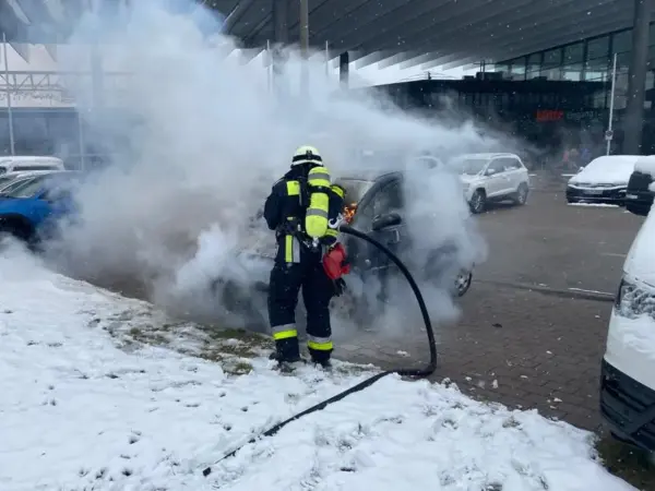 Heiko Schmidt im realen Berufsfeuerwehreinsatz unter umluftunabhängigem Atemschutz bei einem Fahrzeugbrand
