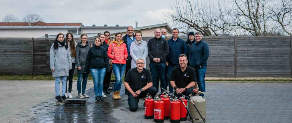 Gruppenfoto mit Teilnehmenden sowie den Ausbildern Thomas Till und Heiko Schmidt