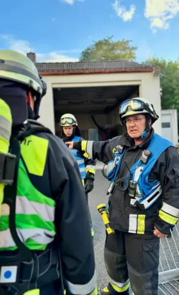 Thomas Till bei der Ausbildung und Führung von Einsatzkräften im Berufsfeuerwehrdienst