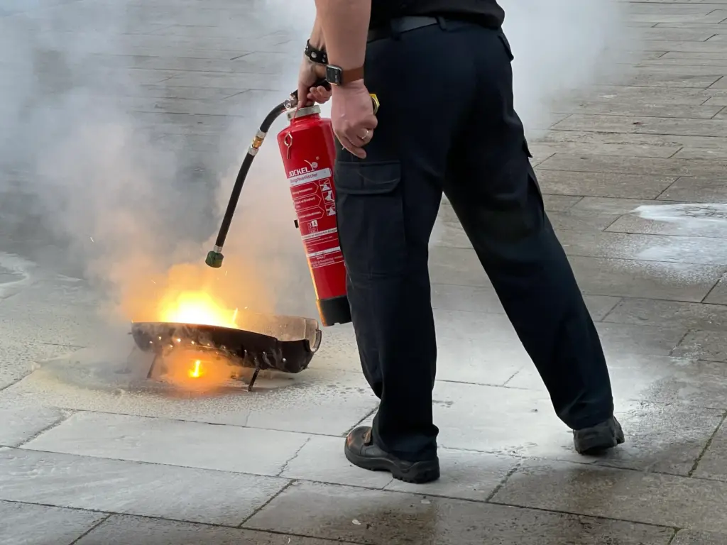 Oberbrandmeister Thomas Till demonstriert an einem Magnesiumbrand, wann ein Löschversuch für Brandschutzhelfer nicht mehr sicher möglich ist