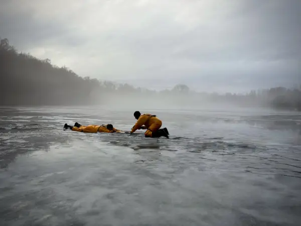 Eisrettung im Rahmen einer Tauchausbildung der Berufsfeuerwehr unter Anleitung von Uwe Wahl