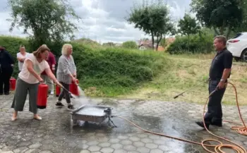 Teilnehmerin bei der praktischen Löschübung während der Brandschutzhelfer-Ausbildung beim Sozialteam in Hainsacker