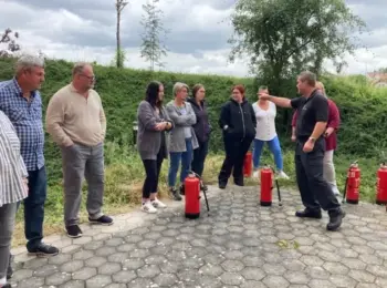 Thomas Till weist Teilnehmende bei der Brandschutzhelfer-Ausbildung des Sozialteams in Hainsacker in die praktische Löschübung ein