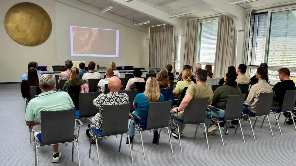 Größere Teilnehmergruppe bei der Theorie einer Brandschutzhelfer-Ausbildung direkt im Betrieb