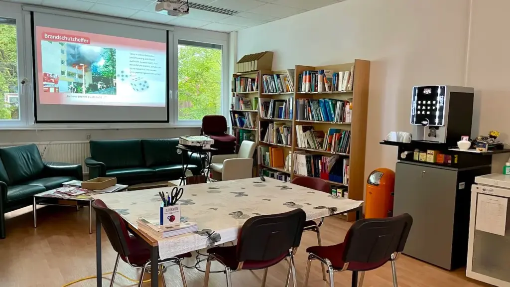 Brandschutzhelfer-Schulung in der Nähe: normaler Besprechungsraum im Betrieb für die Theorieeinheit